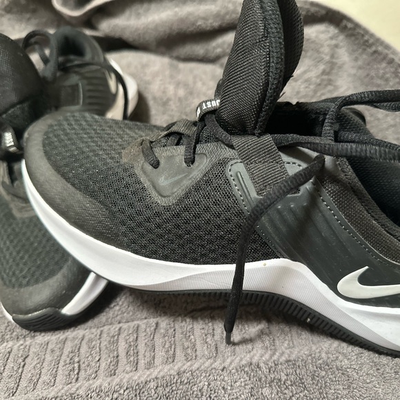 Nike shoes hardly used - Picture 1 of 5